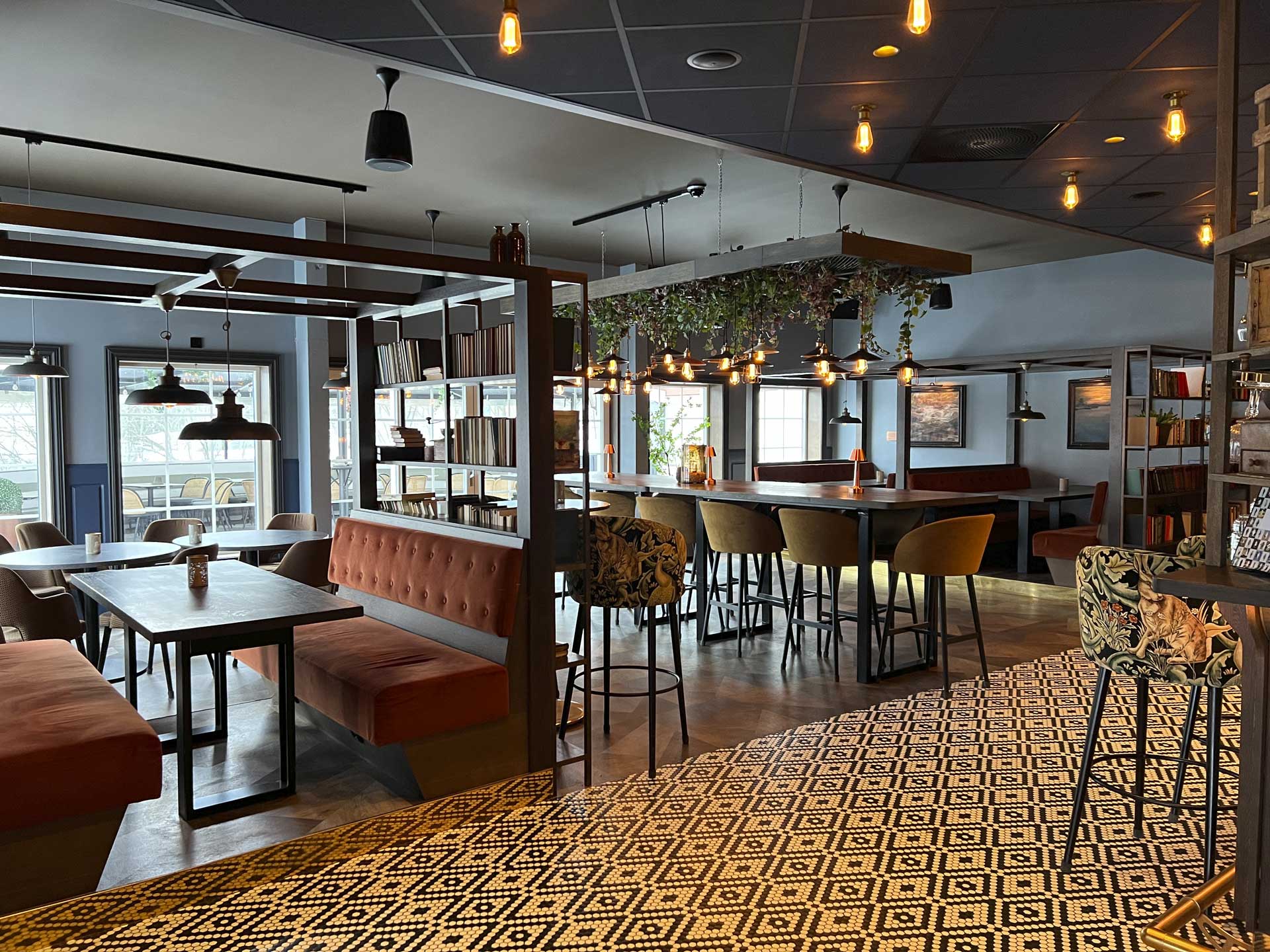 Interiøret i Holger bar, stoler, bord og båser.