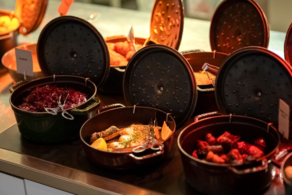 Varm julemat i jerngryter med lokket av.