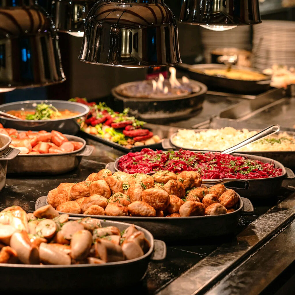Varmretter på buffet med julemat.