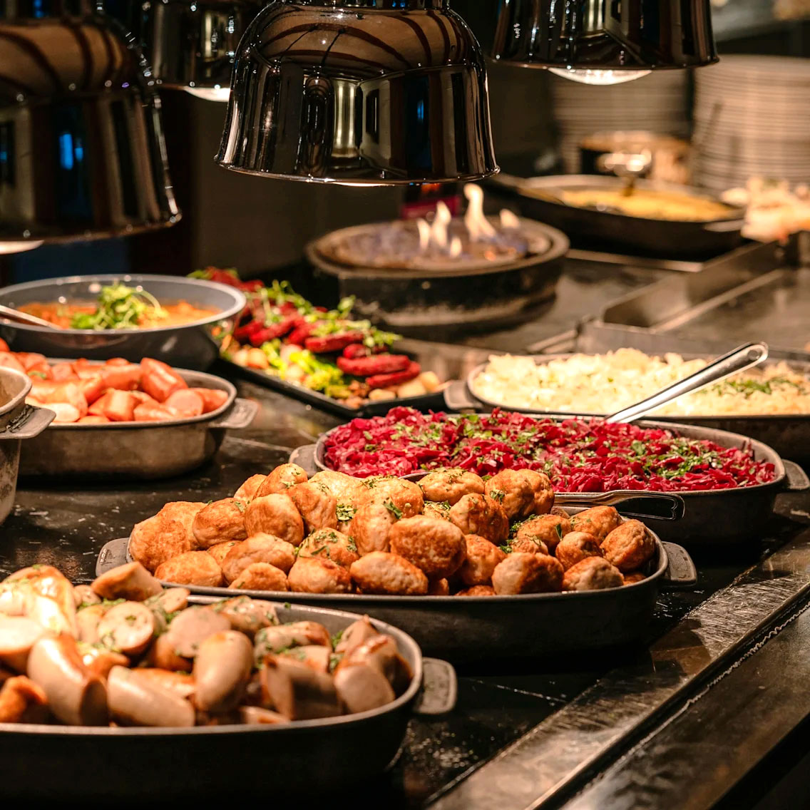Varmretter på buffet med julemat.