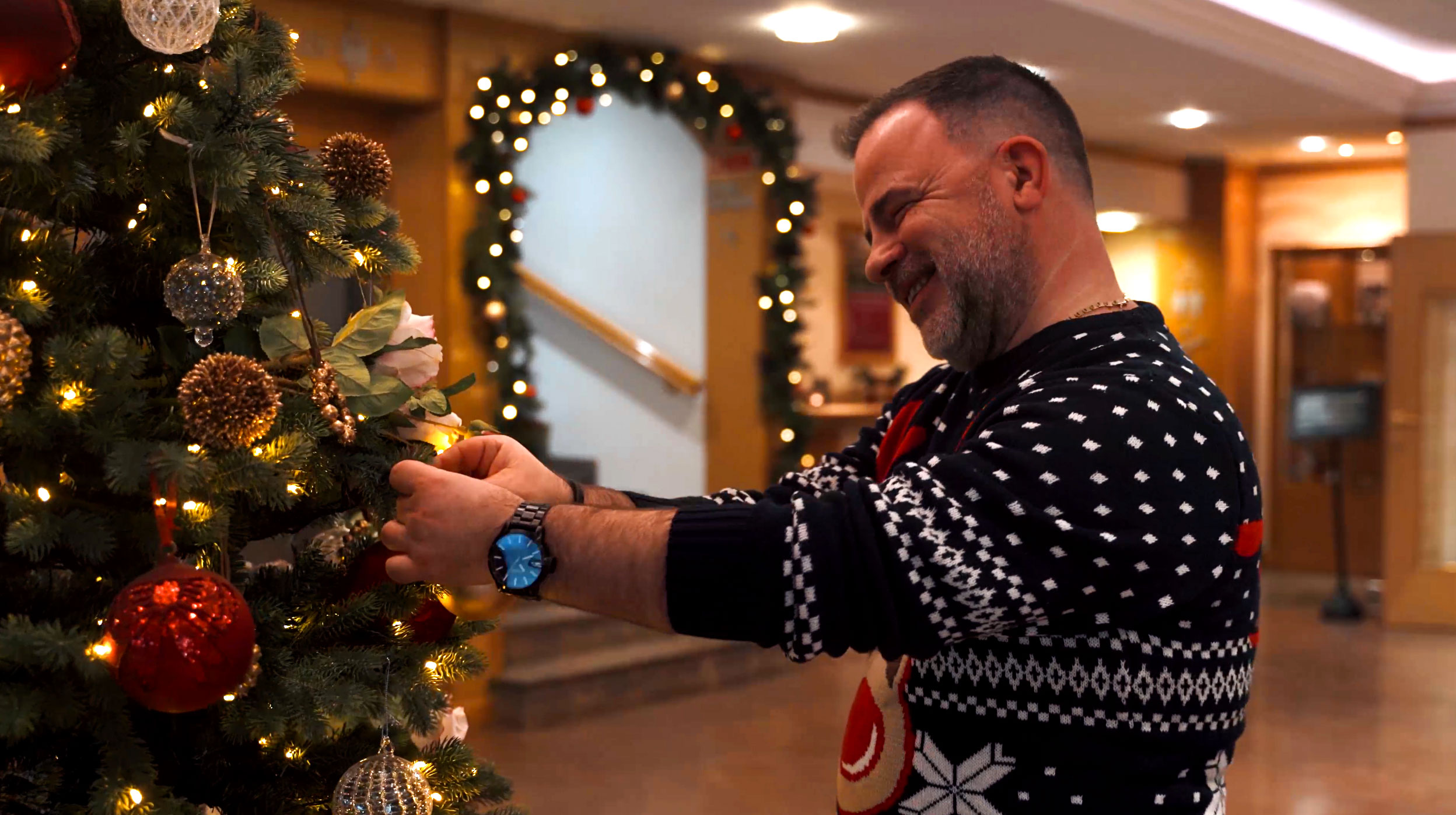 Treet i lobbyen på Olavsgaard hotell blir pyntet til jul.